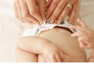Chăm sóc rốn trẻ sơ sinh bị ướt tại nhà và những dấu hiệu bất thường cần chú ý