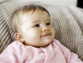 Trẻ sơ sinh hay vặn mình và ọc sữa phải làm sao?