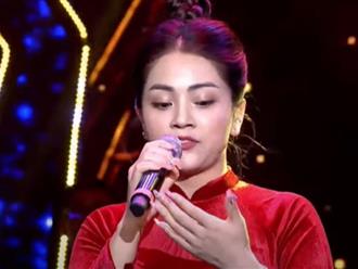 Nữ ca sĩ hát chênh phô, chép lời bài hát lên tay khi biểu diễn trên sóng trực tiếp gây tranh cãi