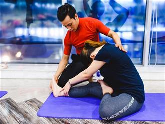 Huấn luyện viên hướng dẫn tập yoga giảm cân toàn thân tại nhà, phụ nữ bận rộn học ngay kẻo lỡ