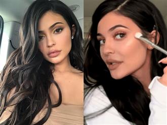 Trong khi người ta "trầy da tróc vẩy" mới tô xong môi thì Kylie Jenner nhắm mắt cũng kẻ môi ngon ơ