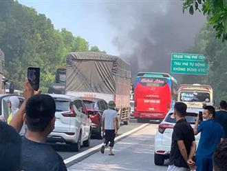 Xe container bất ngờ bốc cháy ngùn ngụt trên cao tốc Pháp Vân, giao thông tắc nghẽn hàng chục km
