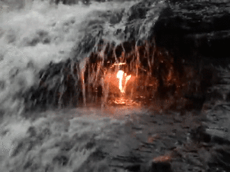 Bí ẩn ngọn lửa vĩnh cửu không bao giờ tắt dù nằm ngay dưới thác nước