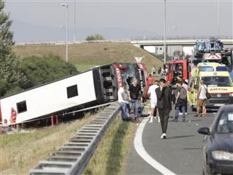 Tài xế ngủ quên khiến xe bus lật nhào, hàng chục người thương vong ngay trên đường cao tốc