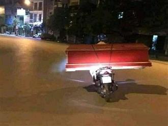 Sự thật về bức ảnh người đàn ông một mình lặng lẽ chở quan tài đi trong đêm giới nghiêm ở Sài Gòn 
