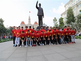 Cầu thủ U23 vượt 'biển người' thắp hương tại tượng đài Chủ tịch Hồ Chí Minh ở phố đi bộ
