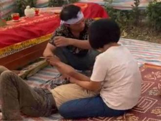 Vụ hai anh em đuối nước ở sông Lam: Bố khóc ngất bên quan tài con út, con cả chưa được tìm thấy