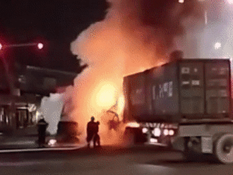 Hiện trường 'biển lửa' do hai xe container tông nhau, bốc cháy dữ dội ở Bình Dương