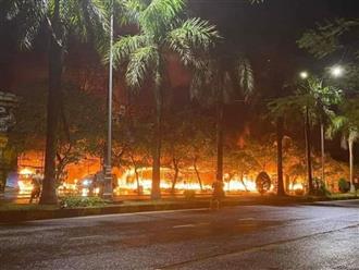Hiện trường cháy chợ ở TP. Vĩnh Yên lúc rạng sáng, hơn 10 ô tô đỗ ngay vỉa hè bị thiêu rụi