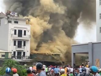 Hiện trường cháy lớn, lửa bốc cao nghi ngút tại dãy nhà kho chợ đầu mối Đền Lừ ở Hà Nội