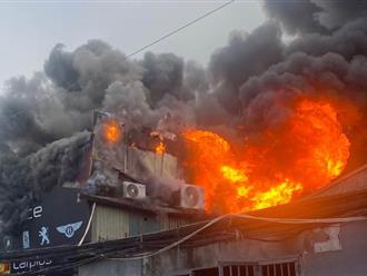 Hiện trường cháy lớn tại xưởng sửa ô tô ở Hà Nội, cột khói đen bốc cao hàng chục mét