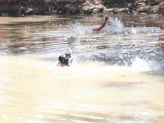 Lâm Đồng: Rủ nhau ra khu vực thác 3 tầng tắm suối, 2 học sinh tiểu học bị đuối nước tử vong thương tâm