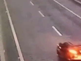 Thót tim khoảnh khắc hai người phụ nữ nhảy ra khỏi ô tô đang chạy trên cao tốc vì... tưởng xe sắp nổ
