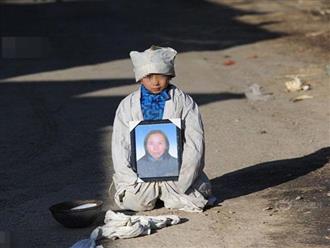 Bé trai 7 tuổi mồ côi cha ôm di ảnh mẹ quỳ giữa đường làm bao người khóc cạn nước mắt