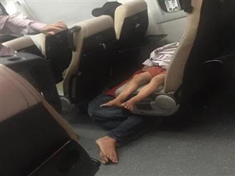 Bố co ro nằm sàn, nhường cả hai ghế cho con ngủ khiến dân mạng xúc động