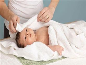 Hướng dẫn mẹ cách tắm an toàn cho trẻ sơ sinh chỉ trong 4 bước