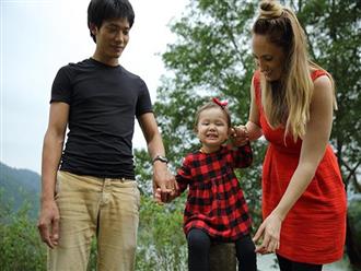 Cô gái Mỹ lấy chồng Việt sinh con đúng dịp Tết, "cãi" chuyện ở cữ để đưa con du xuân