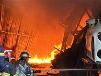 Hà Nội: Gara ô tô hàng răm mét vuông bốc cháy ngùn ngụt, thiêu rụi nhiều xe sang tiền tỷ