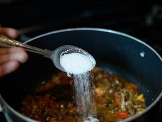 Lơ đễnh bỏ nhiều muối khi nấu ăn, thả ngay thứ này vào đảm bảo có bữa ăn ngon tròn vị