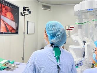 Nam bệnh nhân 48 tuổi bị ung thư thận được phẫu thuật nội soi bằng robot