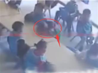 Cậu bé 3 tuổi ngủ gục trong giờ ăn trưa, camera ghi lại sự vô tâm của giáo viên dẫn đến cái chết của trò
