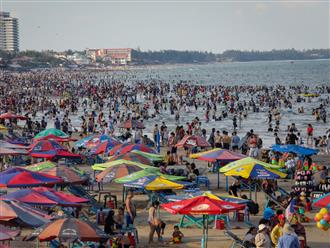 Chuyên gia nhận định tình hình đông nghẹt trên bãi biển dịp lễ: Cảnh tượng chẳng khác nào Ấn Độ