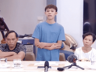 CLIP NÓNG: Hồ Văn Cường xuất hiện bên ba mẹ ruột, buồn bã xin lỗi Phi Nhung, 'kể tội' kẻ dụ dỗ mình và nam hacker