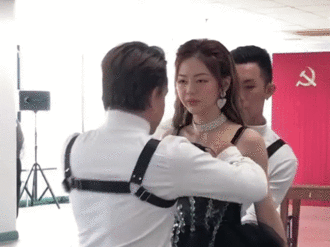 Clip 'nóng' Liz Kim Cương 'tái xanh mặt' vì bị nam dancer xé rách áo trong hậu trường lan truyền tới 3 triệu lượt xem