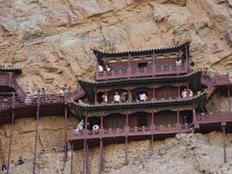 Trầm trồ trước ngôi chùa chênh vênh 1.500 năm trên vách núi cao chót vót 