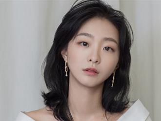 Hãy quên một Guk Yeon Soo xinh đẹp nhẹ nhàng trong Our Beloved Summer đi, Kim Da Mi trở lại cực "cool ngầu", bá đạo trong loạt ảnh mới