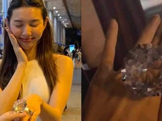 Được "cầu hôn" bằng nhẫn kim cương siêu to khổng lồ, Thùy Tiên vui đến mức khoe hẳn lên mạng xã hội
