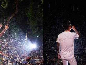 Tuấn Hưng tiếp tục mở "concert 0 đồng" tại ban công nhà, fan hâm mộ bất chấp mưa gió, che dù nghe thần tượng hát