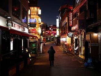 Không khí giáng sinh “chết chóc” nơi phố Tây Itaewon - khu phố nhộn nhịp bậc nhất Hàn Quốc trước thảm kịch giẫm đạp!