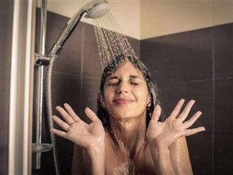 Biết được lý do này bạn sẽ bỏ hẳn thói quen rửa mặt khi đang tắm dưới vòi hoa sen