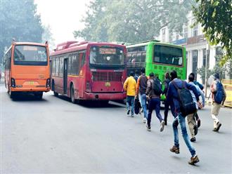Không được cho phép lên xe vì các biện pháp ngăn ngừa Covid, người dân làm hỏng xe buýt DTC, gây tắc đường ở Delhi