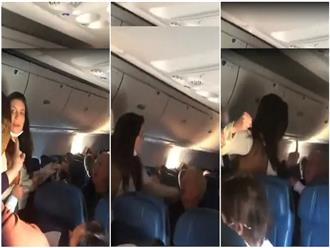 Người phụ nữ bị bắt vì hành hung người đàn ông lớn tuổi trên chuyến bay vì... ăn nhưng không đeo khẩu trang 