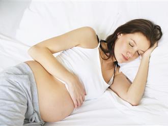 Nằm bên phải hay bên trái: Tư thế ngủ nào là tốt nhất khi mang thai để an toàn cho cả mẹ và bé?