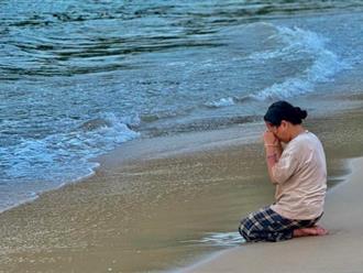 Bé trai 6 tuổi mất tích sau khi được gửi nhà trẻ: Người mẹ gục khóc bên bãi biển, cầu mong phép màu con trở về