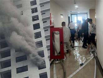 Cận cảnh hiện trường vụ cháy căn hộ tại tầng 22 chung cư ở Hà Nội: Người dân khẩn cấp sơ tán