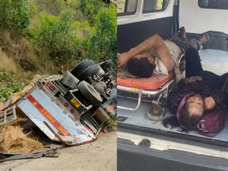 Cận cảnh hiện trường vụ xe tải chở dưa lật vào vách núi ở Phú Yên: 4 người tử vong, 5 người bị thương