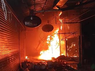 Cháy chợ ở Hoà Bình mùng 4 Tết, nhiều tiểu thương khẩn trương 'cứu' ki-ốt, hàng hóa đang bị thiêu rụi