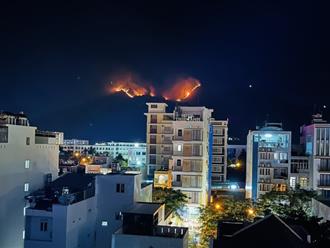 Cháy lớn trên núi Cô Tiên - Nha Trang: Hơn 100 người ứng trực xuyên đêm, ngăn đám cháy lan xuống khu dân cư