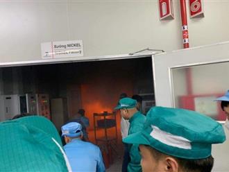 Cháy tại công ty linh kiện điện tử trong khu công nghiệp ở Vĩnh Phúc, công nhân lao vào dập lửa