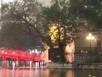Cháy trạm bán vé qua cầu Thê Húc trên hồ Hoàn Kiếm, nhiều du khách hoảng sợ