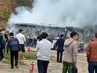 Ô tô du lịch chở học sinh đi tham quan bốc cháy dữ dội ở Hoà Bình