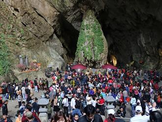 Chùa Hương đón hơn 9 vạn khách trong dịp Tết Nguyên đán