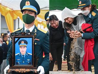 Đau lòng phút tiễn biệt phi công Trần Ngọc Duy: Người vợ trẻ khóc ngất, mẹ ruột không thể ra nghĩa trang tiễn con lần cuối
