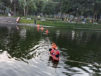 Hà Nội: Cháu bé mất tích khi rơi xuống hồ nước công viên trong khu đô thị