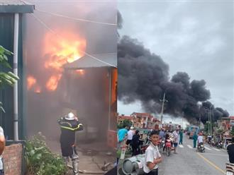 Hà Nội: Cháy lớn ở xưởng vật liệu xây dựng, cột khói đen bốc cao hàng trăm mét 