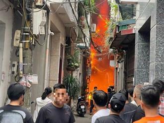 Hà Nội: Cháy lớn thiêu rụi kho quần áo gần chợ Ninh Hiệp